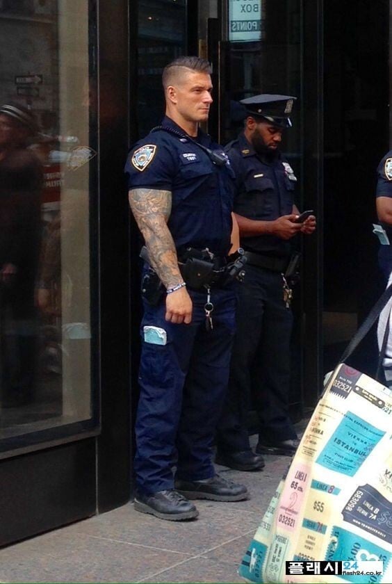 범법자 제압하는 경찰들