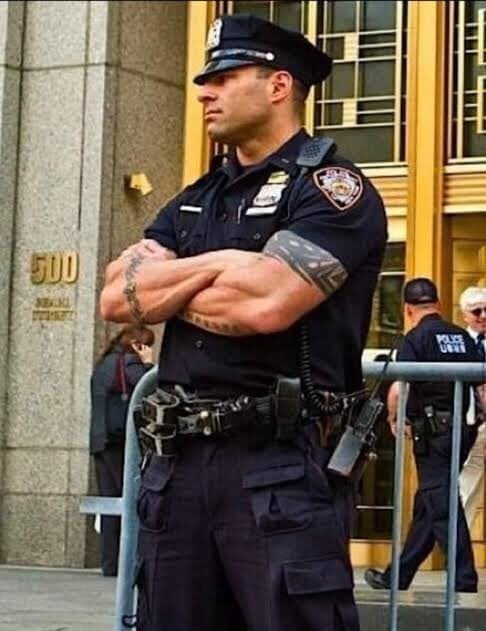 범법자 제압하는 경찰들