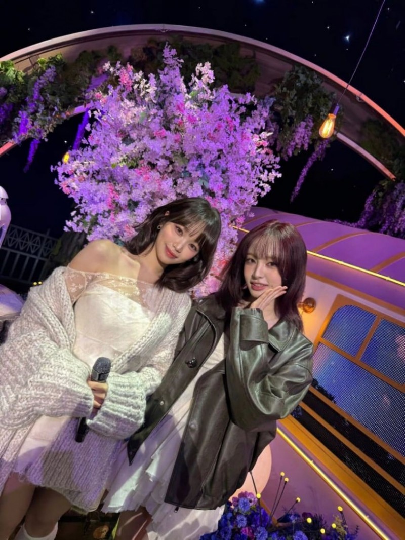 오픈숄더 입은 르세라핌 김채원