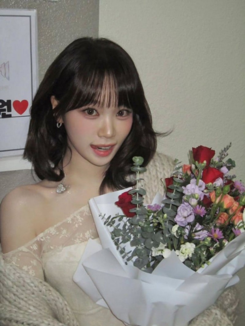 오픈숄더 입은 르세라핌 김채원