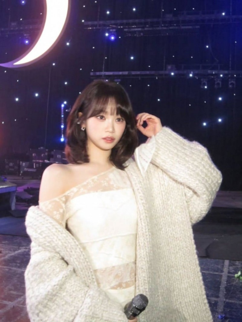 오픈숄더 입은 르세라핌 김채원