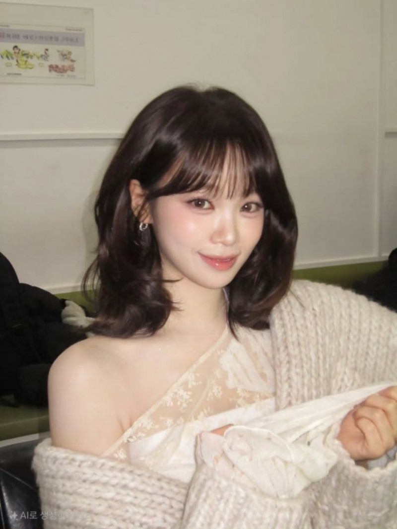 오픈숄더 입은 르세라핌 김채원