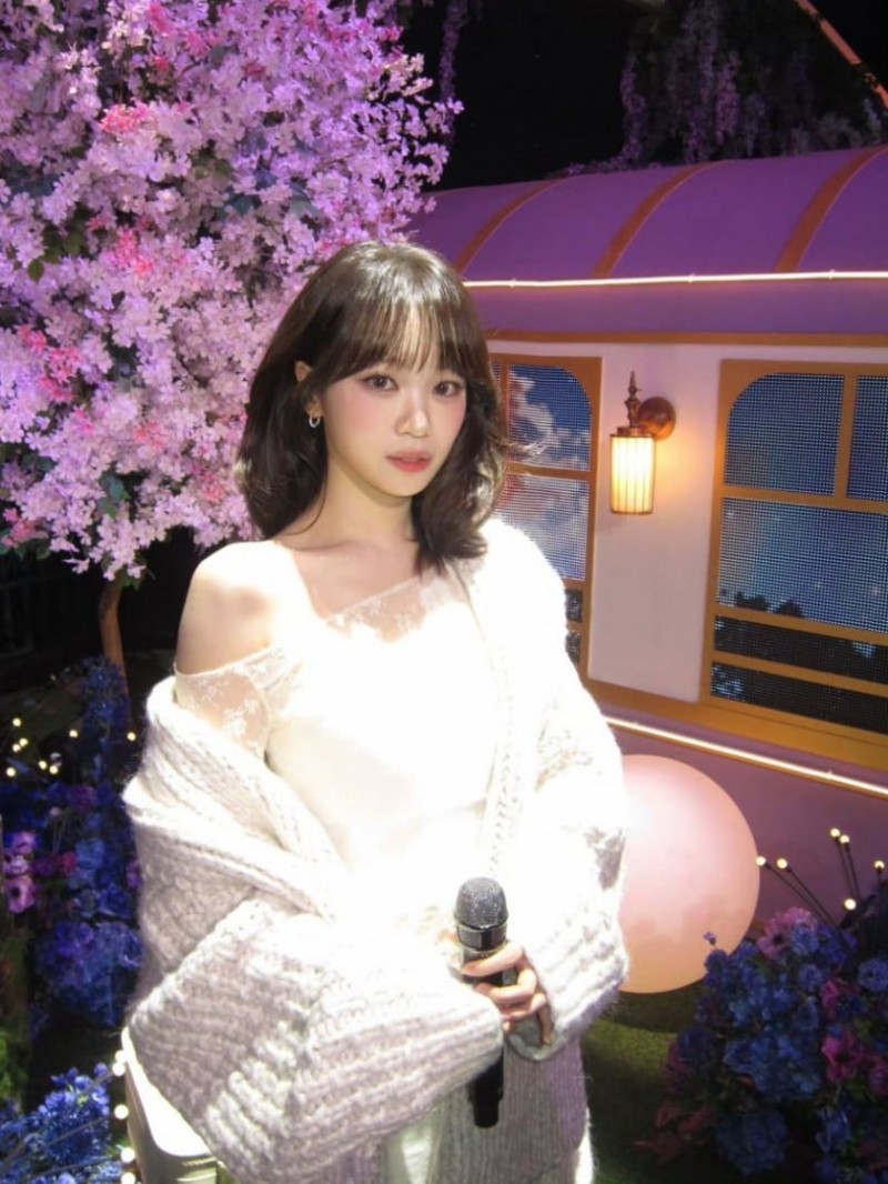 오픈숄더 입은 르세라핌 김채원