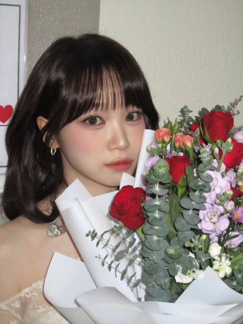 오픈숄더 입은 르세라핌 김채원