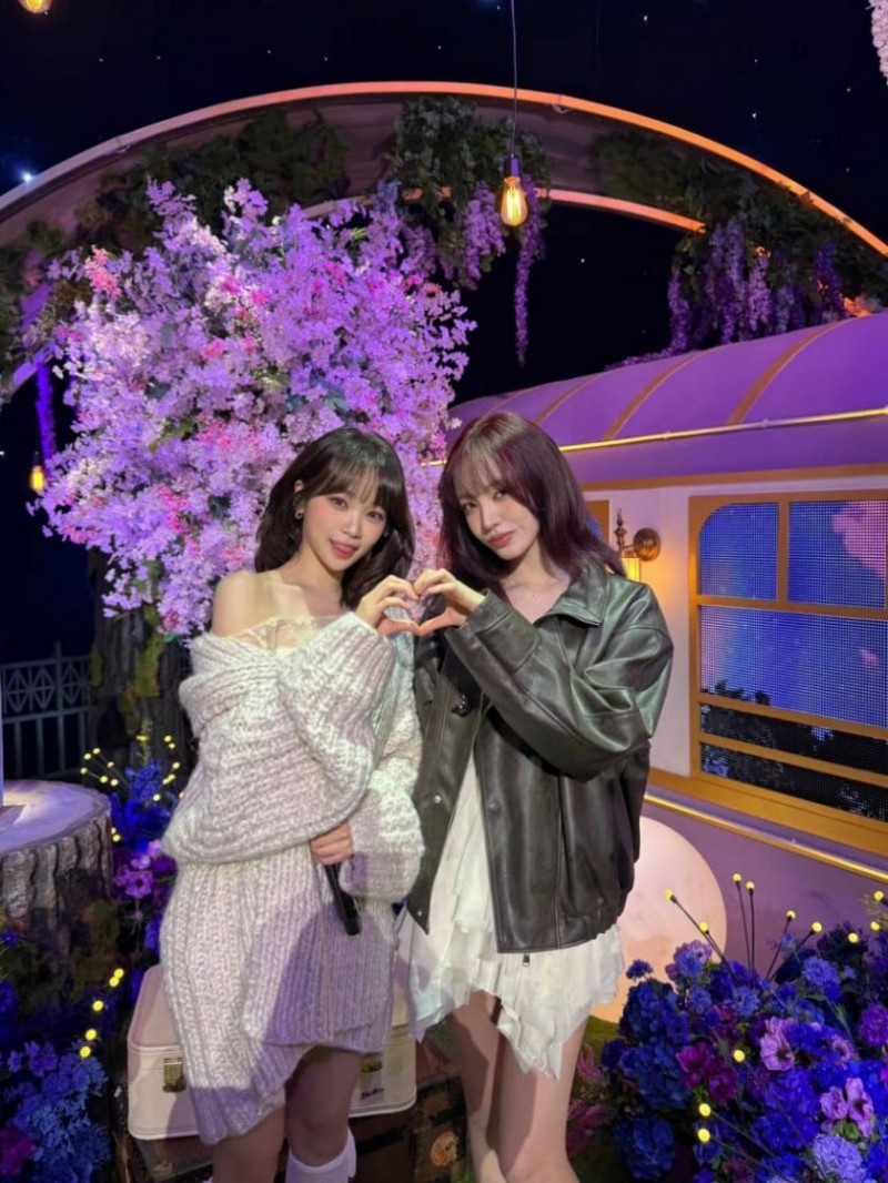 오픈숄더 입은 르세라핌 김채원