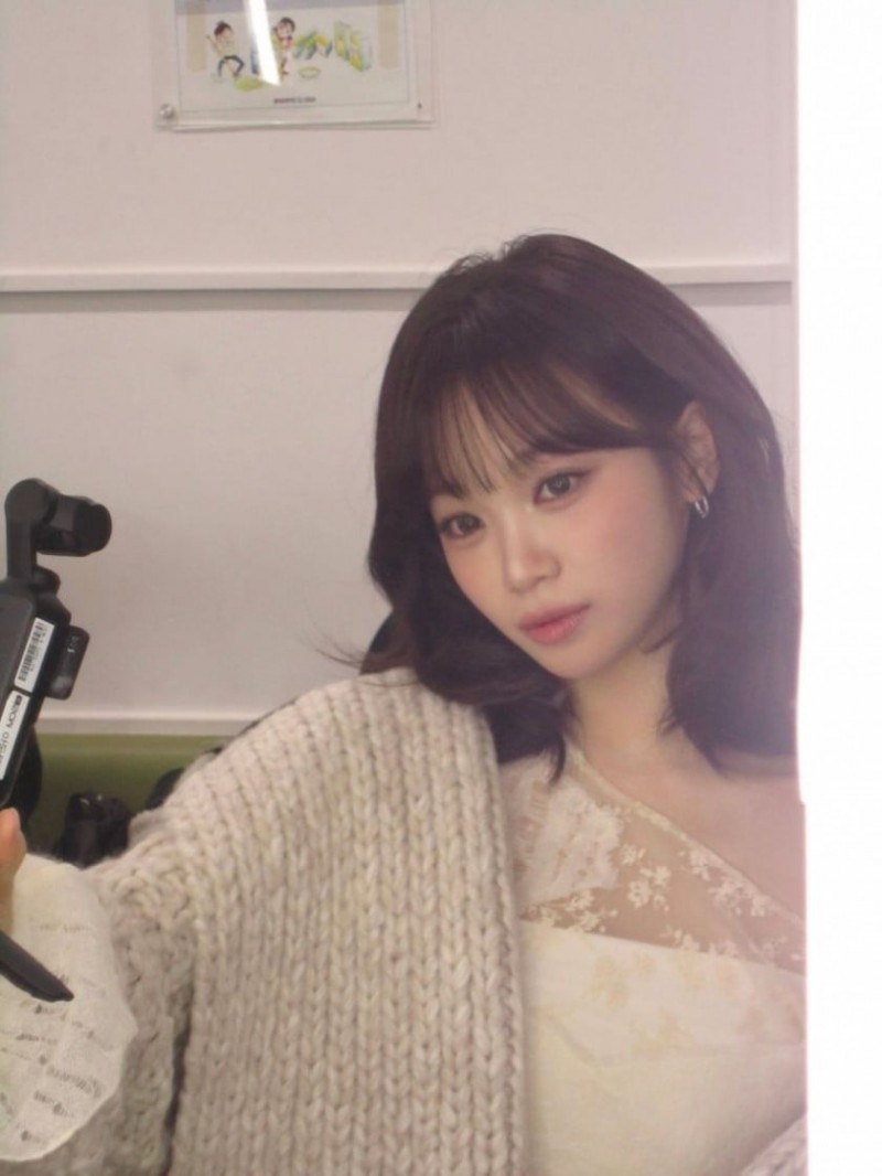 오픈숄더 입은 르세라핌 김채원