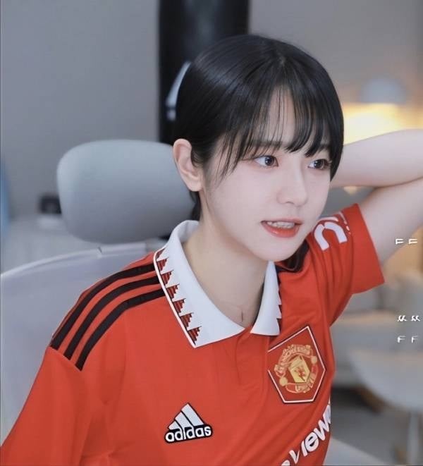 축구 유니폼 입은 QWER 쵸단