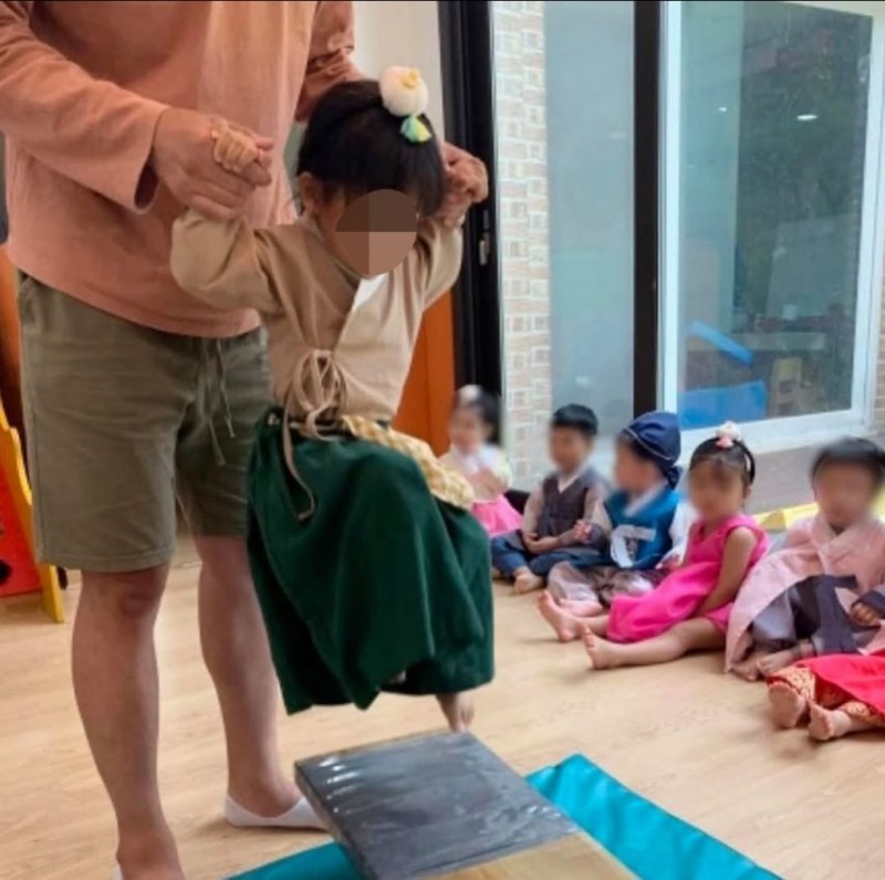 유치원 행사에 생활한복 입히면 안되는 이유