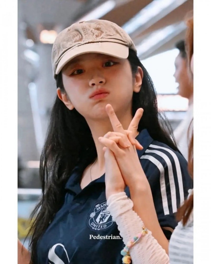 축구 유니폼 입은 QWER 쵸단