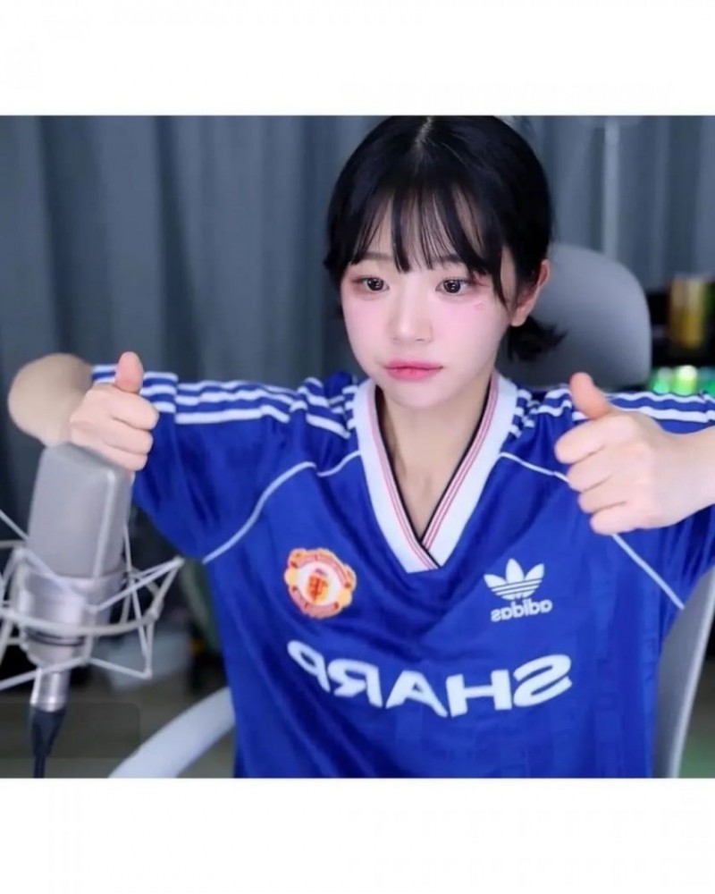 축구 유니폼 입은 QWER 쵸단