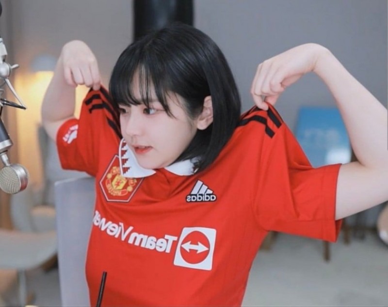 축구 유니폼 입은 QWER 쵸단