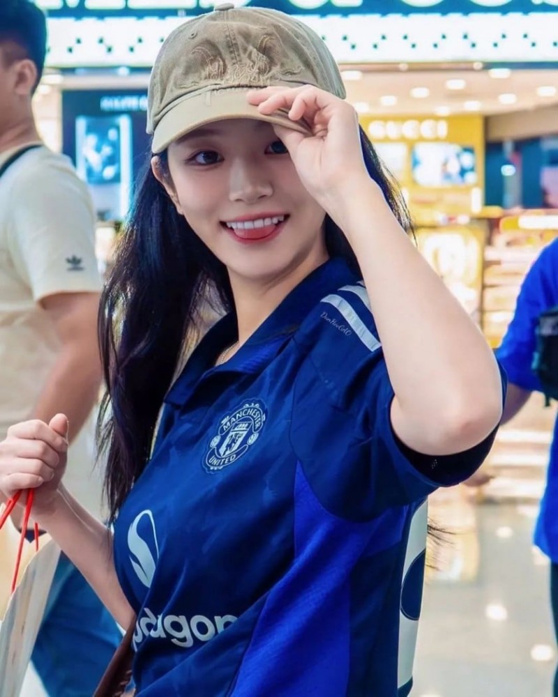 축구 유니폼 입은 QWER 쵸단