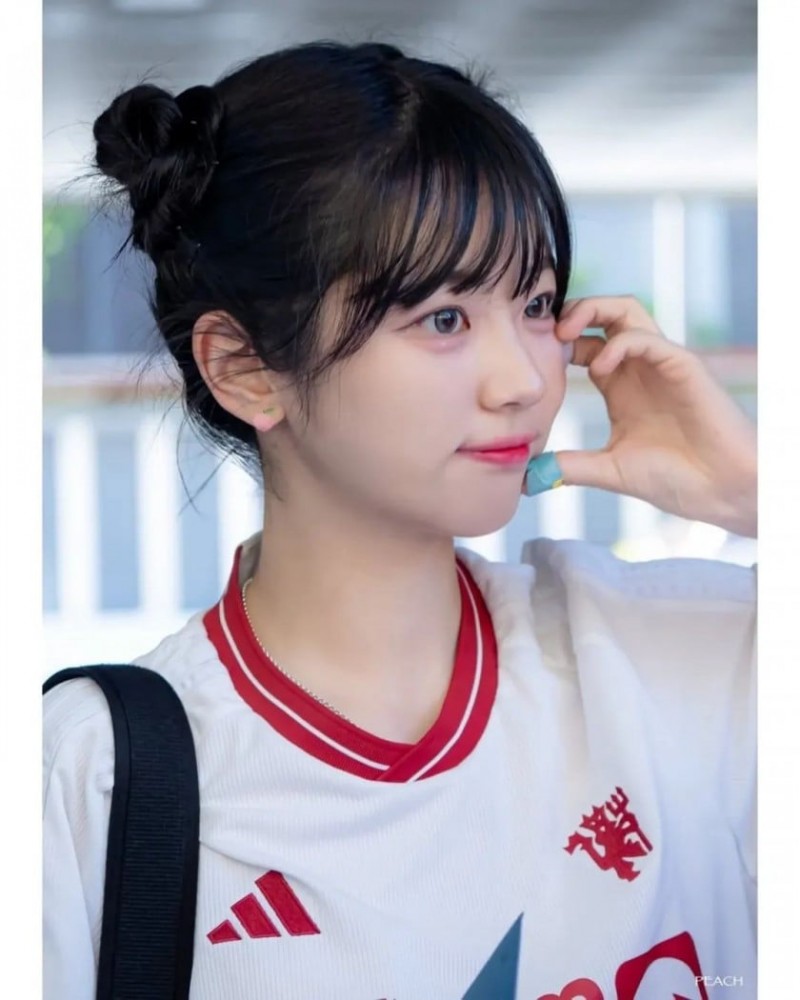 축구 유니폼 입은 QWER 쵸단