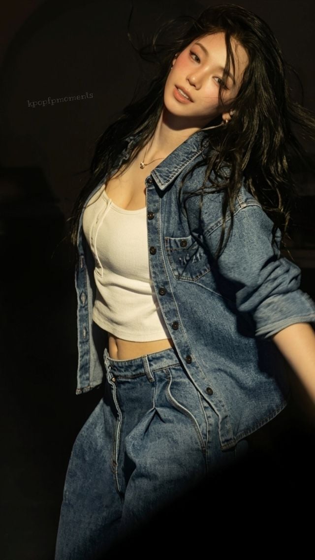 생일 파티에서 팬서비스하는 청자켓 속 묵직한 크롭티 에스파 카리나 (스압)