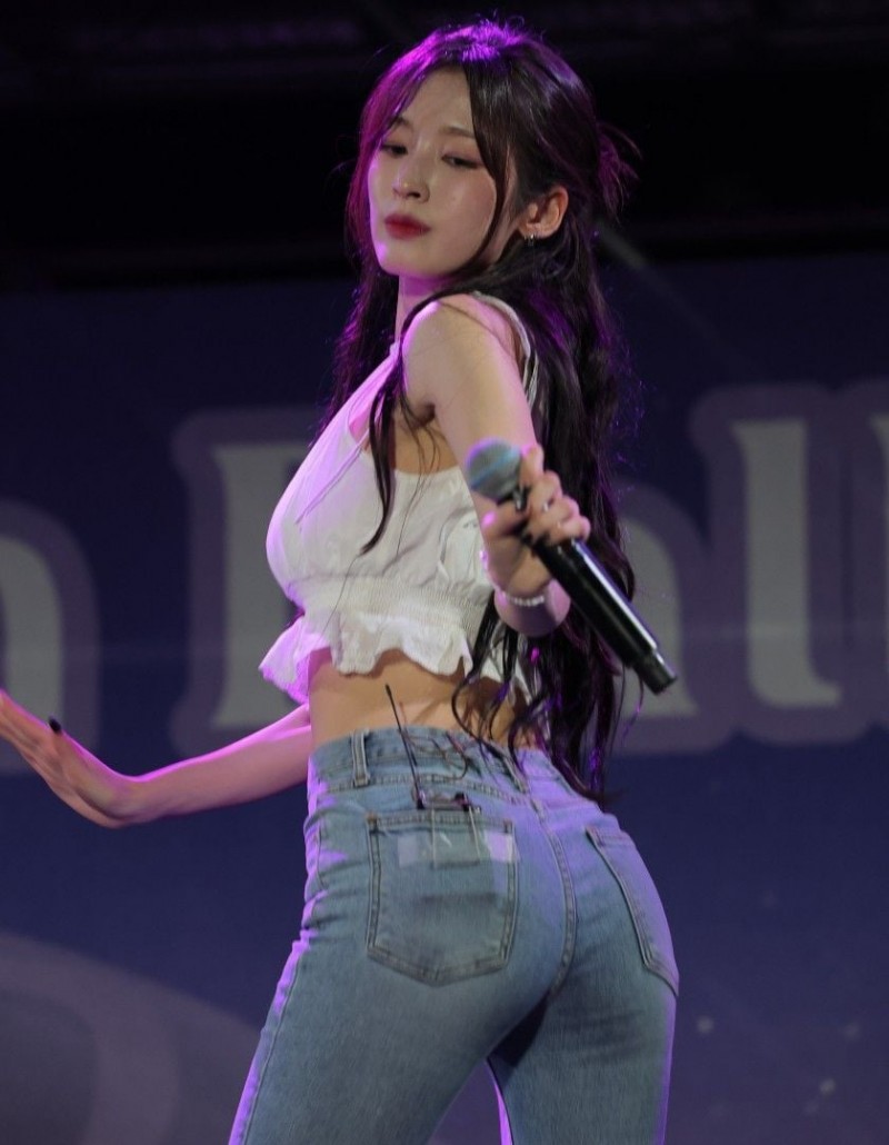 청바지가 잘 어울리는 오마이걸 아린