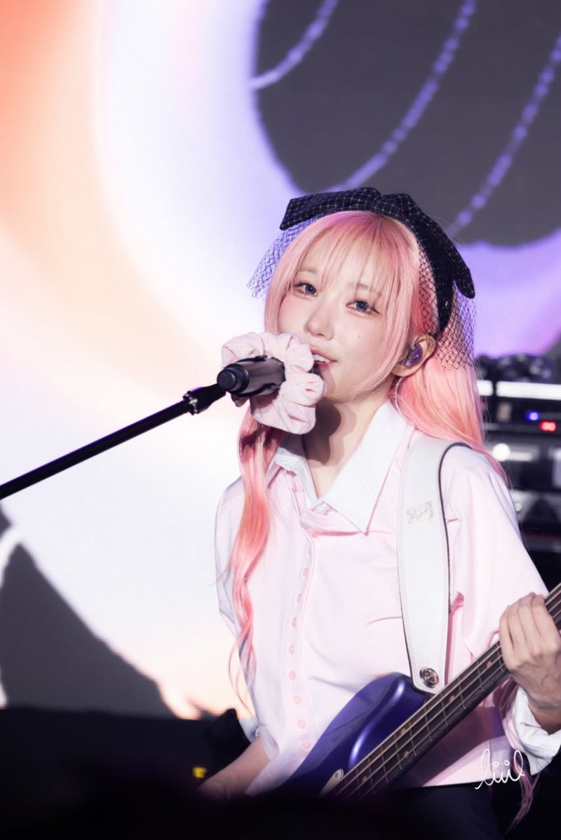 QWER 핑크색 머리 마젠타